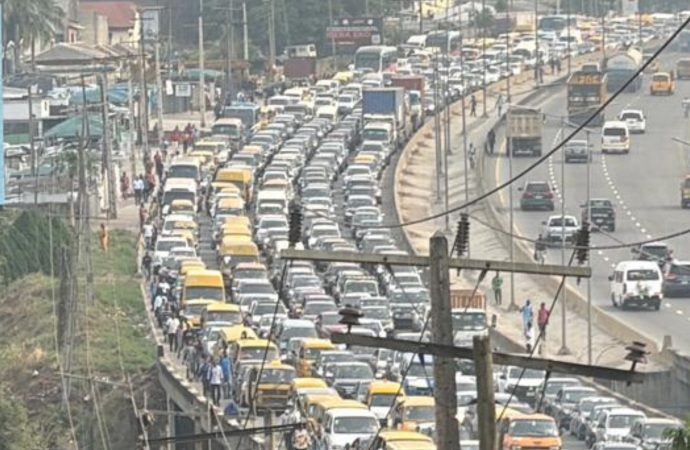 Truck Overturns On Otedola Bridge Causing Major Traffic Gridlock